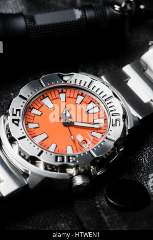 Closeup Armbanduhr für Taucher mit orange Zifferblatt Stockfoto