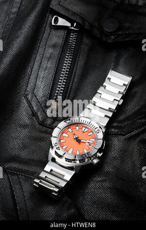 Closeup Armbanduhr für Taucher mit orange Zifferblatt Stockfoto