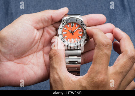 Closeup Armbanduhr für Taucher mit orange Zifferblatt Stockfoto