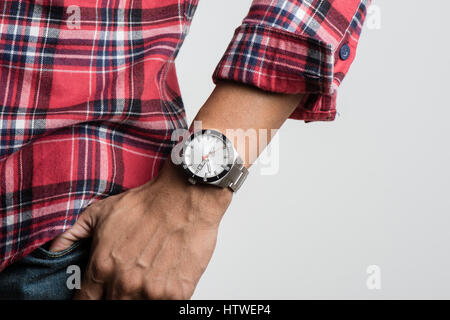 Closeup-Luxus-Uhr am Handgelenk des Mannes, Luxus Accessoire für Männer Stockfoto