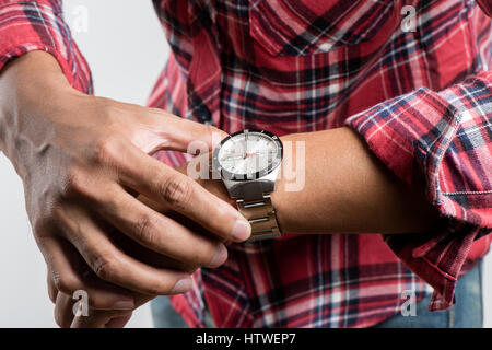 Closeup-Luxus-Uhr am Handgelenk des Mannes, Luxus Accessoire für Männer Stockfoto