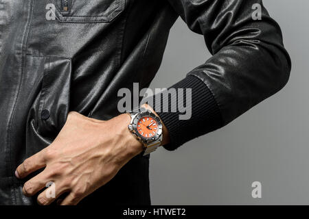 Closeup-Luxus-Uhr am Handgelenk des Mannes, Luxus Accessoire für Männer Stockfoto