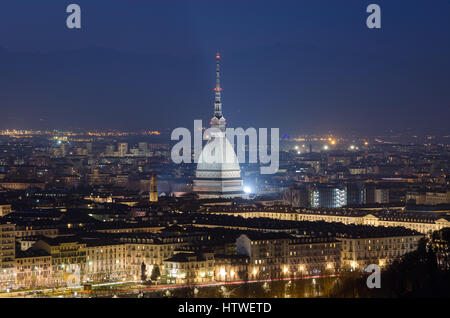 Turin-Panoramablick mit Mole Antonelliana in der Nacht Stockfoto