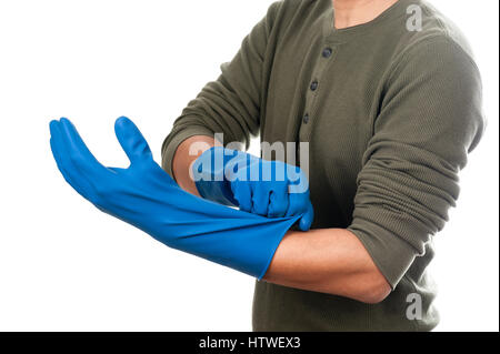 Der Mann trägt blaue Gummihandschuh, seine Hand zu schützen Stockfoto