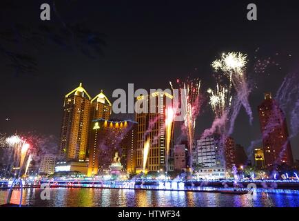 KAOHSIUNG, TAIWAN--3. Februar 2017: feiern das chinesische Jahr des Hahnes Feuerwerk sind auf Anzeige an den Ufern des Flusses Liebe während Stockfoto