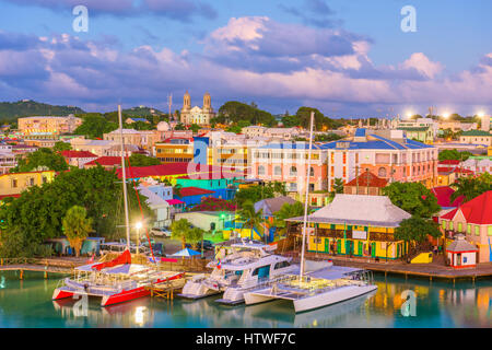 St. John's, Antigua-Port und Skyline in der Dämmerung. Stockfoto