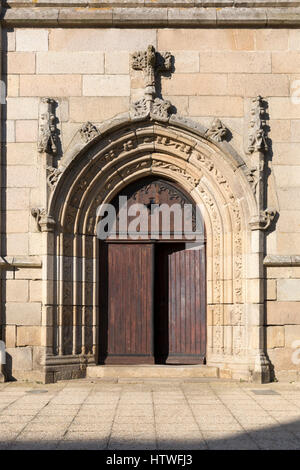 Seite Portal der Pfarrei Kirche Notre-Dame de Plouguiel, Frankreich--The Notre-Dame-Kirche, erbaut zwischen 1869 und 1871 in Plouguiel, Frankreich.  Die Architektur Stockfoto