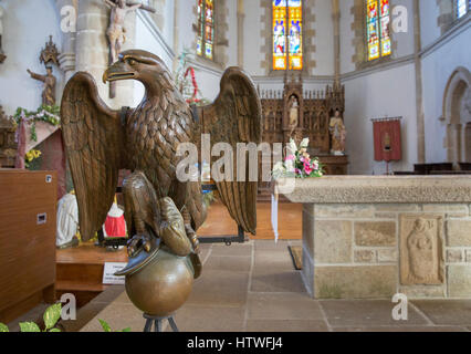 Adler-Pult in der Pfarrei Kirche Notre-Dame de Plouguiel, Frankreich.  Der Architekt war Alphonse Guepin und die Kirche wurde von Louis Kergueno Stockfoto