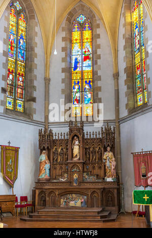 Altar in der Pfarrei Kirche Notre-Dame de Plouguiel, Frankreich-der Architekt war Alphonse Guepin und die Kirche wurde von Louis Kerguenou v Stockfoto