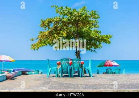 Alfresco Speisesaal in der Natur am Meer in Padang, Indonesien. Stockfoto