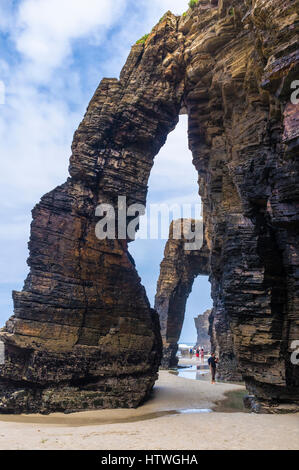 Rock Bögen am Strand der Kathedralen Naturdenkmal in Ribadeo Gemeinde, Provinz Lugo, Galizien, Spanien, Europa Stockfoto