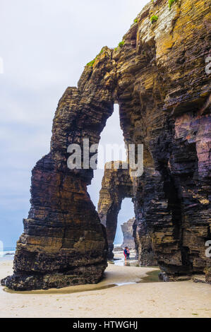 Rock Bögen am Strand der Kathedralen Naturdenkmal in Ribadeo Gemeinde, Provinz Lugo, Galizien, Spanien, Europa Stockfoto