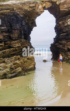 Rock arch am Strand der Kathedralen Naturdenkmal in Ribadeo Gemeinde, Provinz Lugo, Galizien, Spanien, Europa Stockfoto