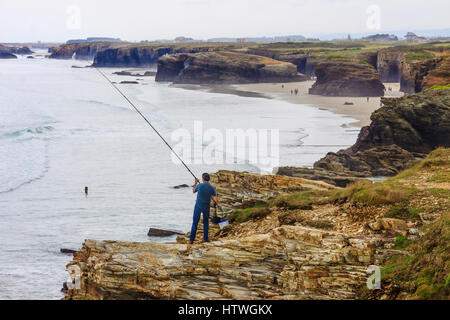 Fischer auf einer Klippe am Strand von den Kathedralen Naturdenkmal bei Ribadeo Gemeinde Lugo Provinz, Galizien, Spanien, Europa Stockfoto