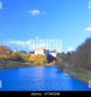 Fluss Kupa, Burg am Hügel, blauen Himmel im Hintergrund, Ozalj in Kroatien Stockfoto