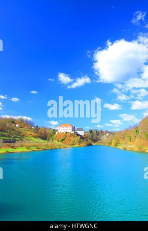 Fluss Kupa und Burg auf Hügel, Ozalj in Kroatien, blauer Himmel mit Wolken im Hintergrund Stockfoto