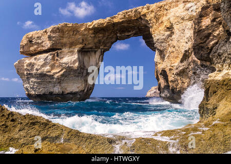 Erinnerung an Azure Window - schöne Felsformation auf Gozo, Malta, zusammengebrochen März 2017 und für immer verloren, in den Wellen des Mittelmeers Stockfoto