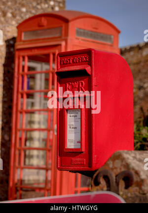 Einen roten Briefkasten und verblasste Telefonzelle außerhalb der Dorf-Läden in dem Dorf Firle in East Sussex in der Nähe von Lewes. Stockfoto