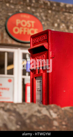 Einen roten Briefkasten und verblasste Telefonzelle außerhalb der Dorf-Läden in dem Dorf Firle in East Sussex in der Nähe von Lewes. Stockfoto