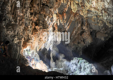 Vang Vien, Laos - 15. Januar 2012: Passanten in Tham Phu Kham Höhle in der Nähe von Vang Vieng auf Laos Stockfoto