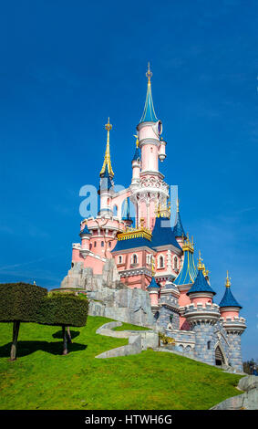 Schloss Disney, Disneyland Paris, Paris, Frankreich, 25. März 2013 Bild des Schlosses Disneyland bei Sonnenschein und blauem Himmel in Paris, Frankreich Stockfoto