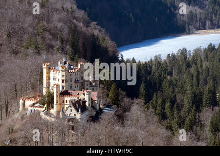 Burg am Hügel mit zugefrorenen See auf der Rückseite geschliffen - Schloss Hohenschwangau Stockfoto