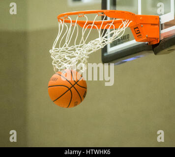 Ein Basketball gehen durch das Netz Stockfoto