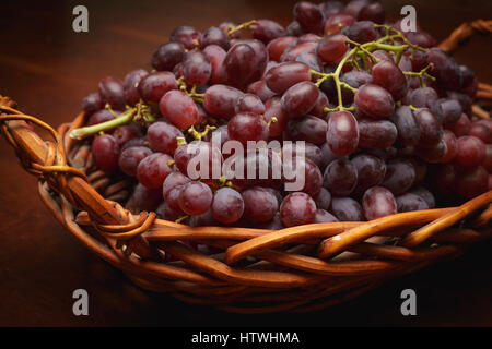 ein Weidenkorb voller frische rote Weintrauben Stockfoto