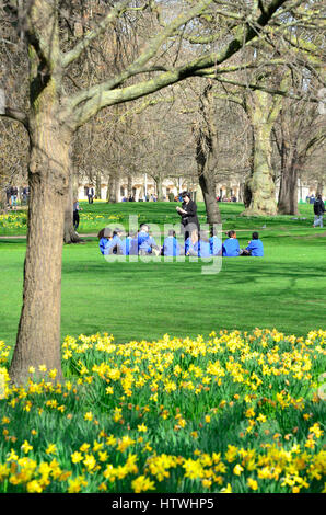 London, UK. Gruppe von Grundschulkindern mit Mittagessen in St James' Park Stockfoto