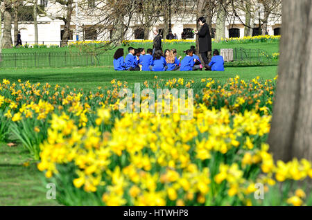 London, UK. Gruppe von Grundschulkindern mit Mittagessen in St James' Park Stockfoto