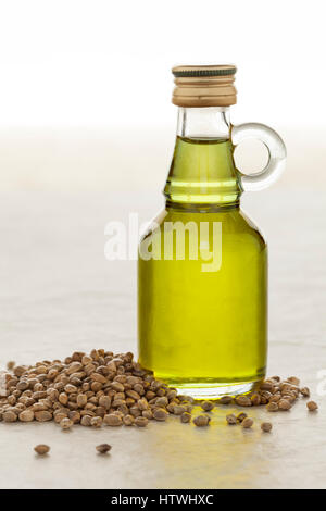 Flasche mit Hanföl und Samen Stockfoto