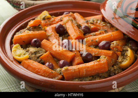 Marokkanische Tajine mit Huhn, Karotten, Oliven und eingelegte Zitrone hautnah Stockfoto