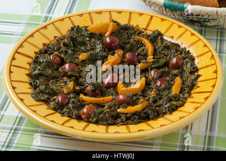 Traditionelle marokkanische Küche mit Spinat, Oliven und eingelegte Zitrone Stockfoto