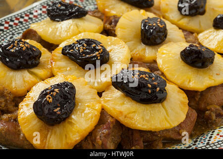 Marokkanische Küche mit Fleisch, Ananas und Pflaumen hautnah Stockfoto