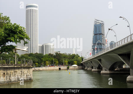 Esplanade Brücke über die Marina Bay und das Swissotel The Stamford und South Beach Tower, Singapur. Stockfoto