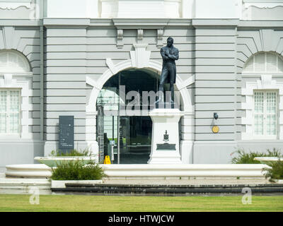 Bronzestatue von Stamford Raffles vor dem Victoria Theater und Konzerthalle, Singapur. Stockfoto