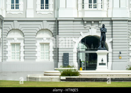 Bronzestatue von Stamford Raffles vor dem Victoria Theater und Konzerthalle, Singapur. Stockfoto