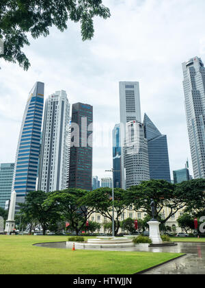 Die Skyline von Singapur aus Fullerton Straße. Stockfoto