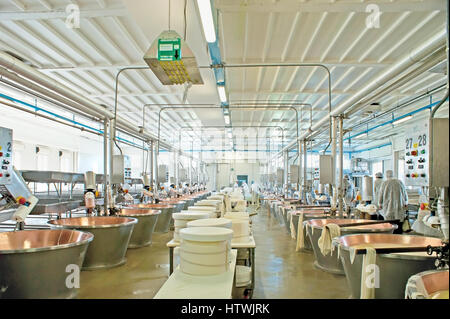 PARMA, Italien - 24. April 2012: Das Innere des Käses gärenden Manufaktur des Werks Caseificio la Traversetolese, riesigen Kupferkesseln mit Quark Stockfoto