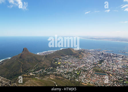 Tafelberg - Blick vom oberen Towrds Cape Town, Cape Town Waterfront und Robben Island, Südafrika Stockfoto