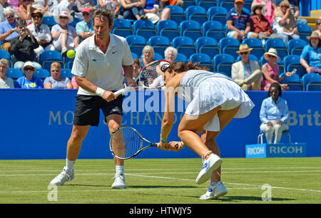 Marion Bartoli (Frankreich) und Jeremy Bates (GB) spielen in der AEGON INTERNATIONAL LEGENDS CHALLENGE, Eastbourne, 2015, das Spiel gegen Lindsay Davenpor Stockfoto