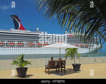 Carnival Conquest Kreuzfahrtschiff im Hafen von Amber Cove in der Dominikanischen Republik. Stockfoto