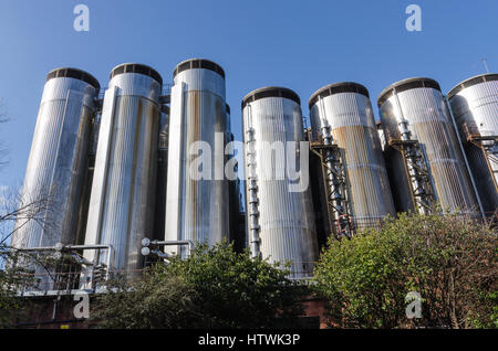 Edelstahl-Lagertanks in der Brauerei Molson Coors in Burton-nach-Trent, Staffordshire Stockfoto