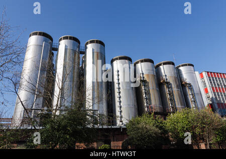 Edelstahl-Lagertanks in der Brauerei Molson Coors in Burton-nach-Trent, Staffordshire Stockfoto