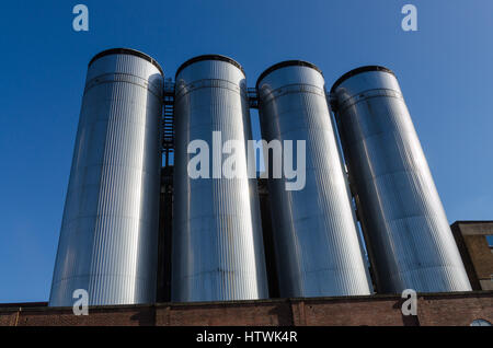 Edelstahl-Lagertanks in der Brauerei Molson Coors in Burton-nach-Trent, Staffordshire Stockfoto