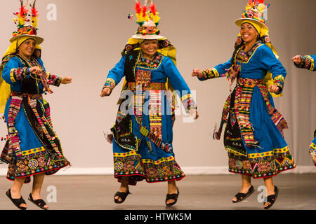 ARLINGTON, VIRGINIA, USA - bolivianischen Volkstanzgruppe führt die Tinku Tanz während des Wettkampfes. Arlington hat eine große Bolivien Einwanderergemeinschaft. Stockfoto