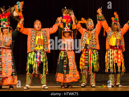 ARLINGTON, VIRGINIA, USA - bolivianischen Volkstanzgruppe führt die Tinku Tanz während des Wettkampfes. Arlington hat eine große Bolivien Einwanderergemeinschaft. Stockfoto