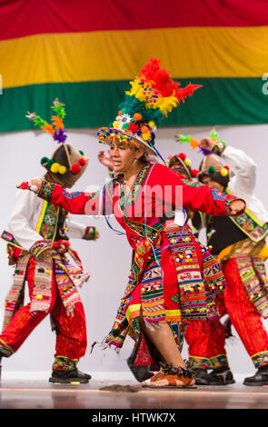 ARLINGTON, VIRGINIA, USA - bolivianischen Volkstanzgruppe führt die Tinku Tanz während des Wettkampfes. Arlington hat eine große Bolivien Einwanderergemeinschaft. Stockfoto