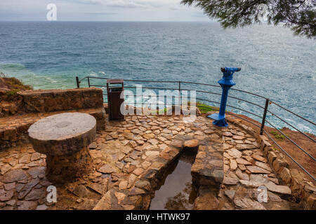 Cliff Top Meer gepflasterten Terrasse, Aussichtspunkt mit Teleskop am Mittelmeer an der Costa Brava in Lloret de Mar, Spanien Stockfoto