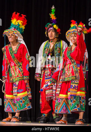 ARLINGTON, VIRGINIA, USA - bolivianischen Volkstanzgruppe führt die Tinku Tanz während des Wettkampfes. Arlington hat eine große Bolivien Einwanderergemeinschaft. Stockfoto